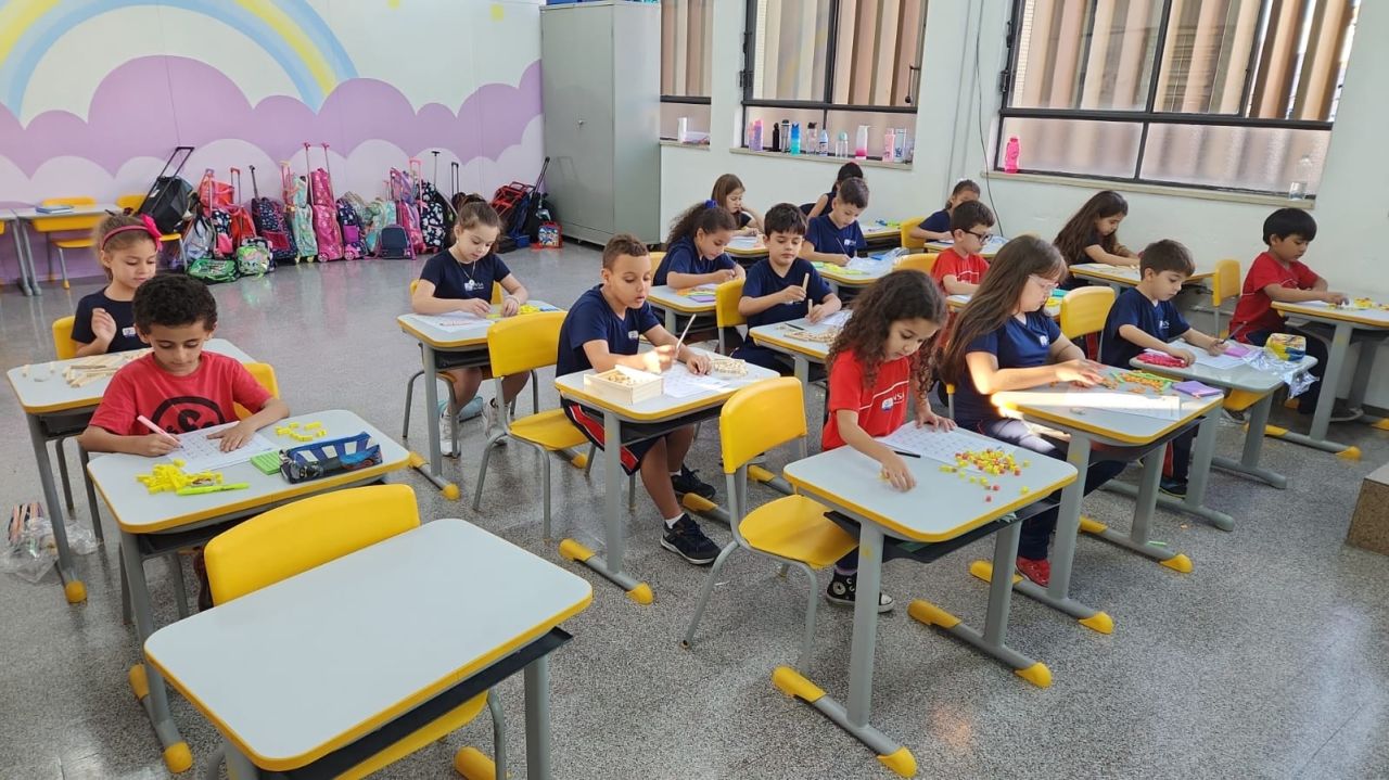 Pequenos do 1° ano do Fundamental I mergulham no universo da matemática com a Professora Kellyn