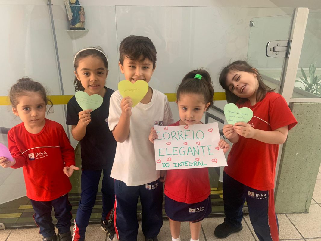 Estudantes espalham amor pelo colégio com mensagens de carinho e gratidão para colaboradores
