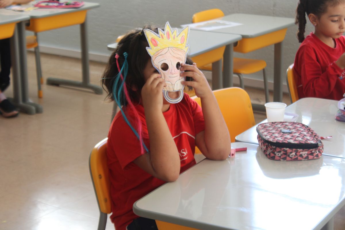 Explorando a Magia das Histórias no Outono: Estudantes se Tornam Contadores de Histórias Criativas